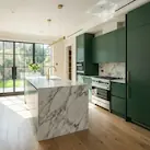 Cozinha planeada com materiais hidrófugos e ferragens Blum premium