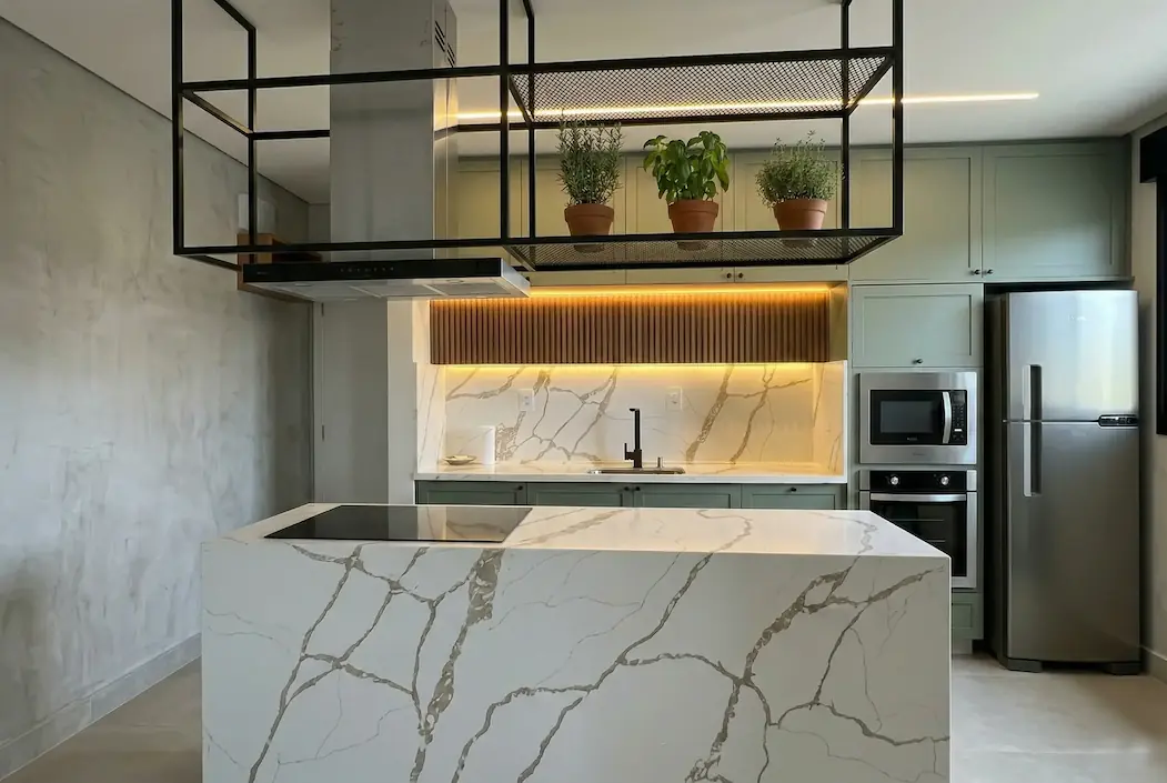 Cozinha planeada verde sálvia com móveis sob medida em Sintra — projeto Planned