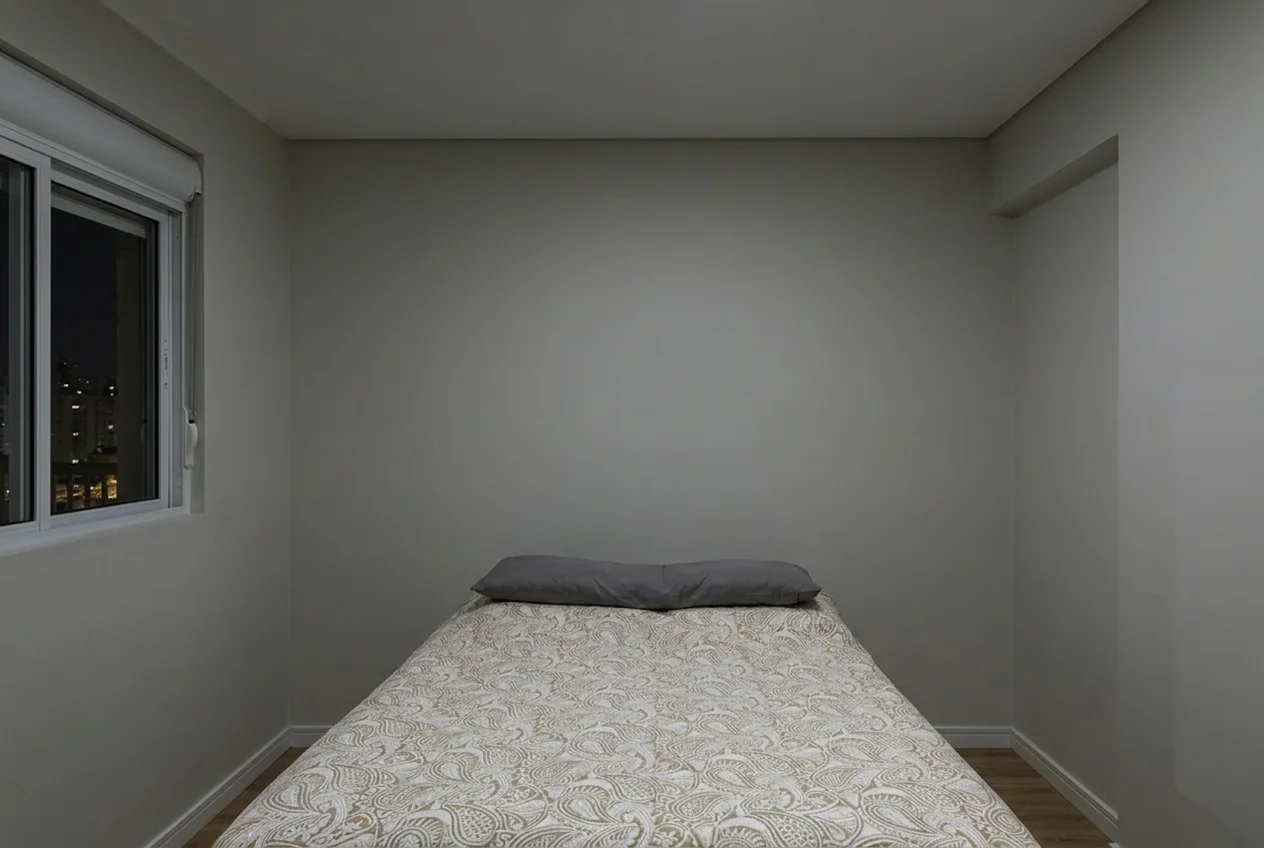 Quarto antes da transformação com mobiliário de dormitório