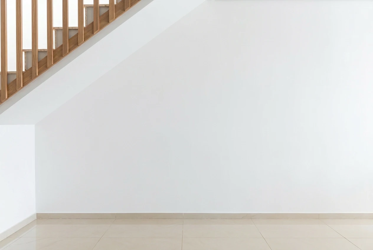 Espaço antes da instalação do móvel ripado minimalista