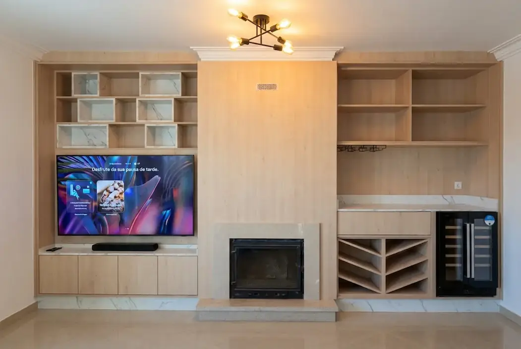 Móvel de sala 3 em 1 com TV, lareira e bar em madeira e mármore - Projeto Planned